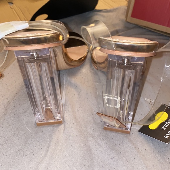 Fashion Nova Glass Slipper Heels Gold - Picture 5 of 5